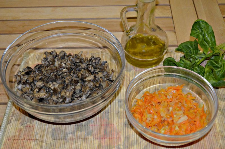 Roulette Omlet avec champignons: Préparez la garniture