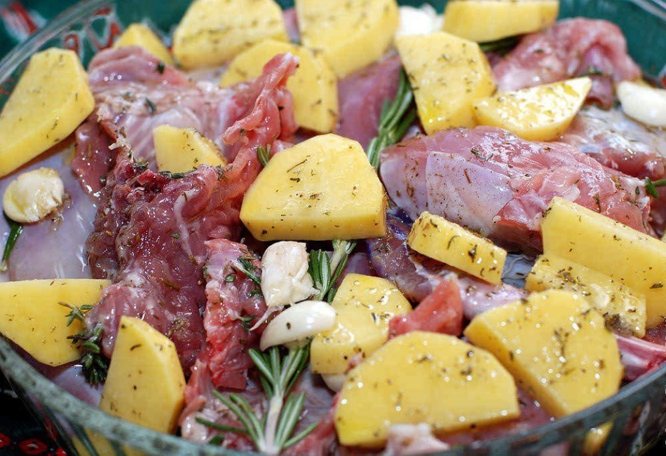 Viande dans le vin dans un moule à cuisson