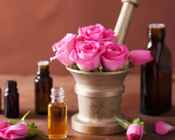 Το Rose Essential Oil: Magical Properties, πώς να το χρησιμοποιήσετε; Πώς να φτιάξετε το Rose Essedial Oil στο σπίτι;