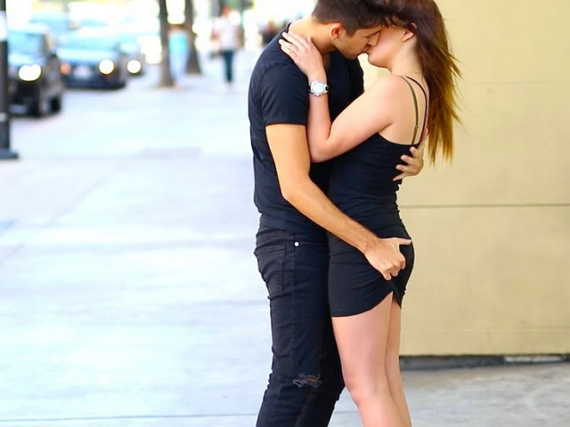 Почему парень во время поцелуя трогает девушку за попу: зачем? Нравится ли парням, когда девушки их трогают за попу во время поцелуя?