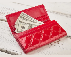 Mengapa uang harus dikenakan di dompet merah di Feng Shui? Bagaimana dompet merah menarik uang?