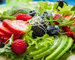 Salad musim dingin teratas dari daun salad, kecambah kacang, buah beri, dan kue: resep sederhana, tidak biasa dan baru