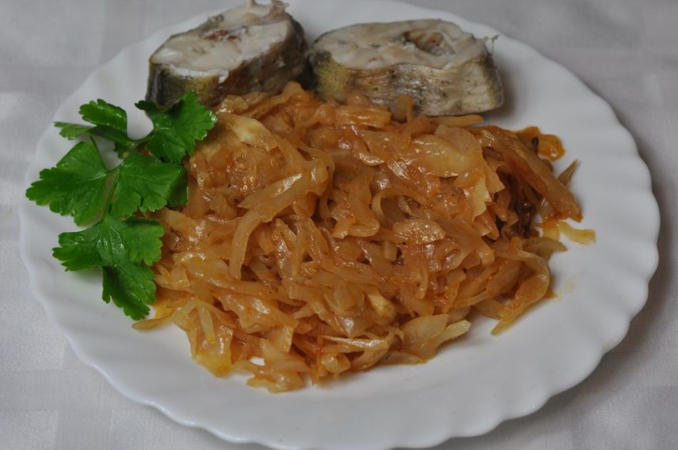 Kohl mit Fisch in einem langsamen Kocher