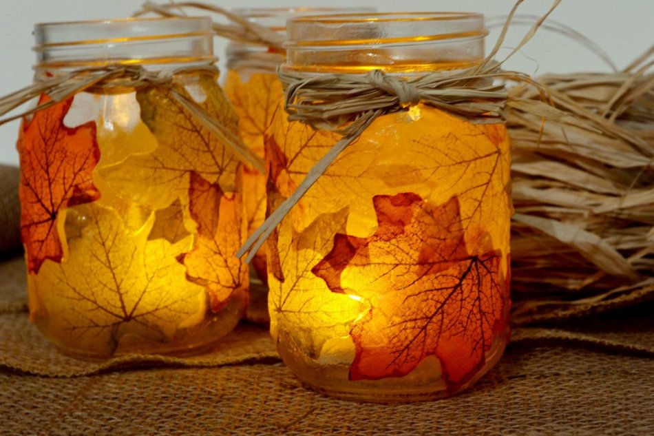 Artisanat sous forme de chandeliers des feuilles d'automne