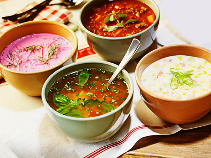 Les soupes froides incluent Okroshka. Beetroot, Botvinia, Gaspacho, Kusya et de nombreux autres plats de cuisines du monde entier.