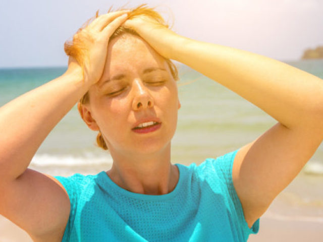 Pourquoi en été, la tête fait souvent mal et que en faire?