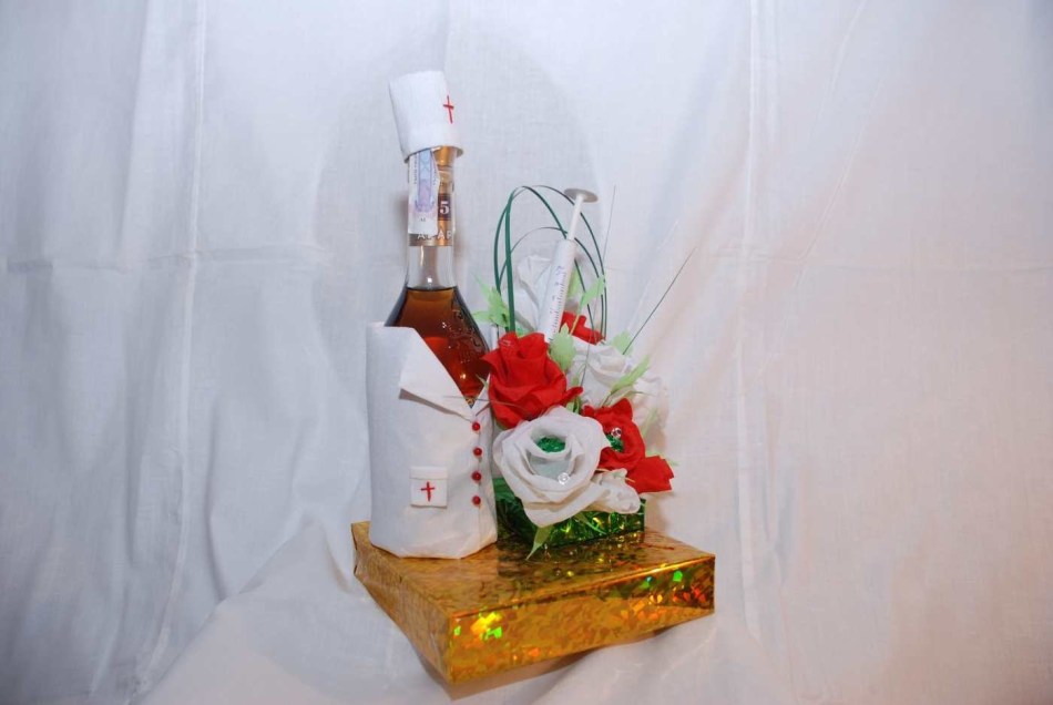 Врачебный букет, состоящий из красиво украшенной коробки конвет, бутылки алкоголя