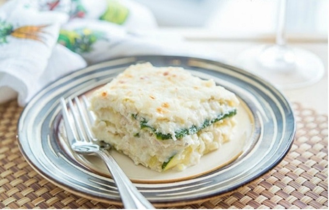 Lazanya végétal de courgettes avec une couche de rod de fromage