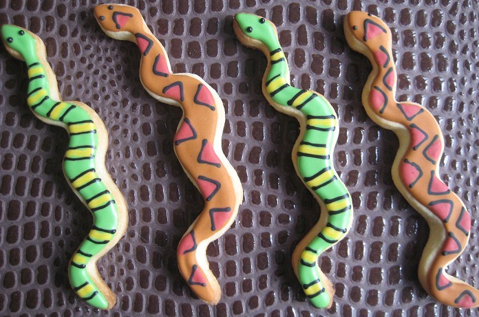 Такой формы в виде змеи можно испечь новогоднее печенье с сюрпризом