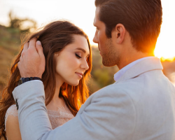 When a man touches a woman's hair: what does this mean according to psychology?
