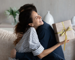 Πώς να κάνετε έναν άνθρωπο να δώσει δώρα: τεχνικές, αρσενική ψυχολογία