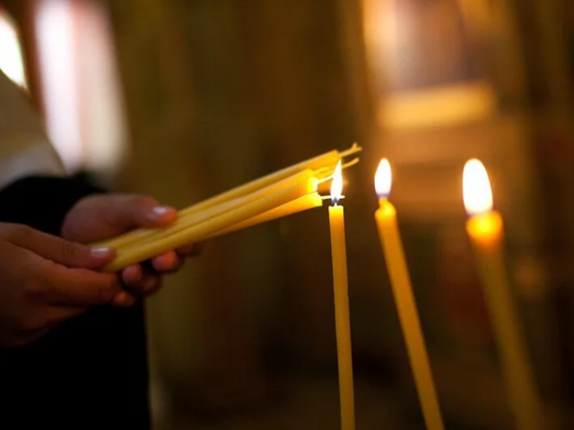 Свијећа је пала на под куће у цркви и изашла: знак. Пала свећа у Цркви: Шта свештеници размишљају о овоме?