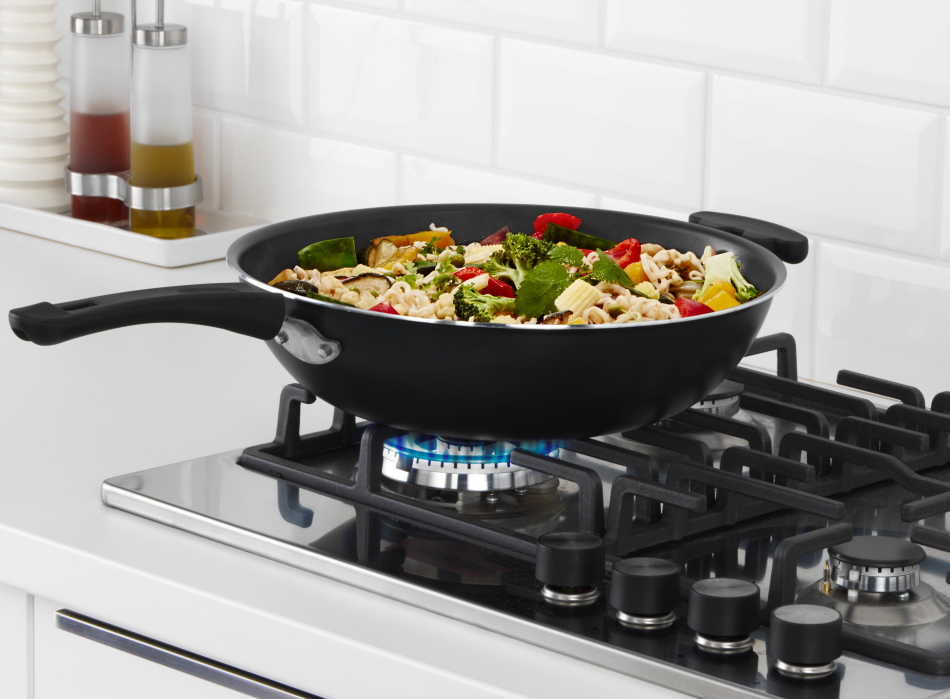 Приготовление пищи на газу - сковорода wok