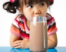 À quel âge pouvez-vous donner à un enfant de cacao, peut-il boire la nuit? Cocoa: prestations et dommages aux enfants. Quel cacao est mieux acheté pour les enfants? À quelle fréquence pouvez-vous boire du cacao pour les enfants?