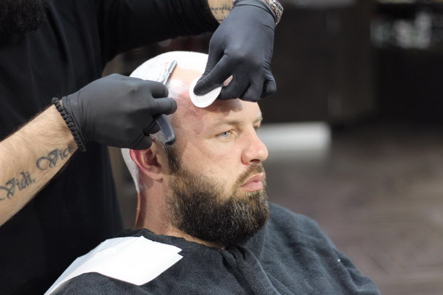 Мужчины бреют голову