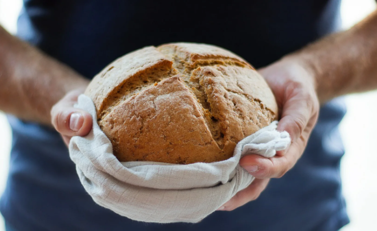 Хлеб давать из дома можно, но не на закате и не через порог