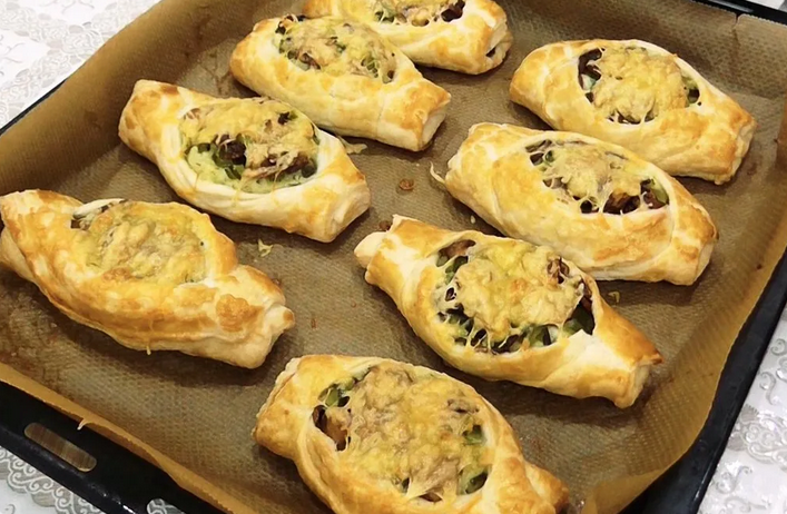 Yeast mini-rods with cheese, herbs and mushrooms from the remains of puff pastry