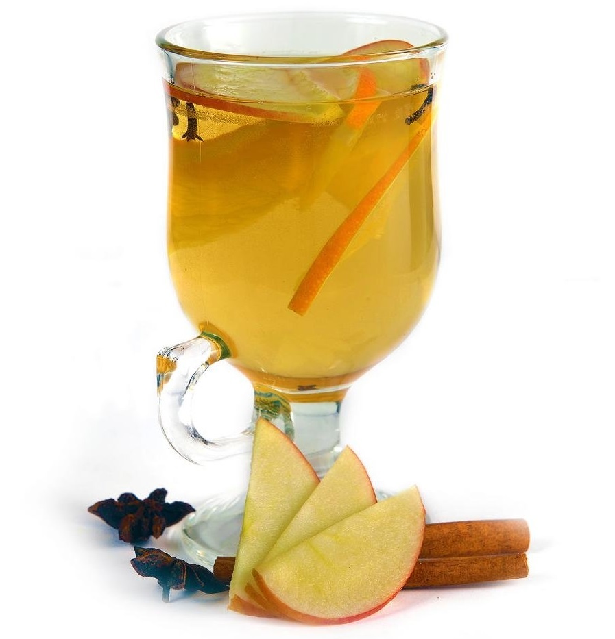 Для яблочного алкогольного глинтвейна стоит взять белое вино, а также корицу, коричневый сахар, гвоздику, апельсин
