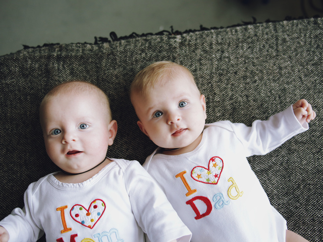 Nourrir des jumeaux ou des jumeaux en même temps: leçons pour les mères, les conseils, les guides étape par étape