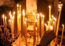 Mengapa mereka menaruh lilin yang tidak perlu di gereja?