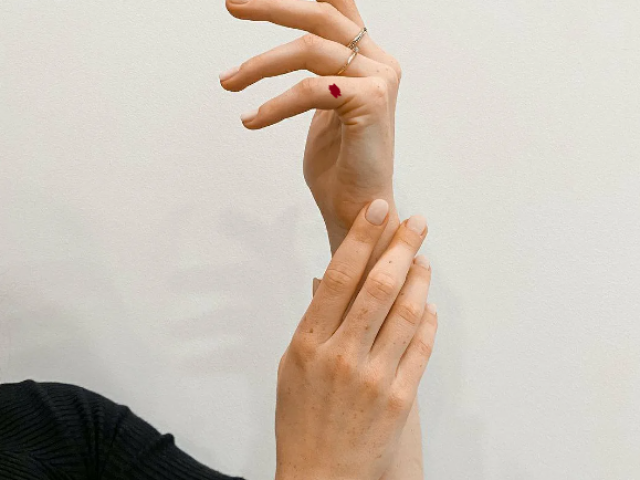Aluniță pe degetul inelar al mâinii drepte sau stângi - Ce va spune: sens, semne