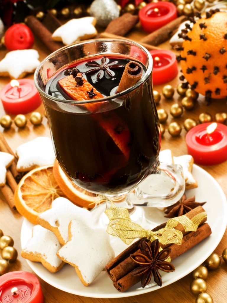 Christmas alcoholic mulled wine goes well with gingerbread gingerbread