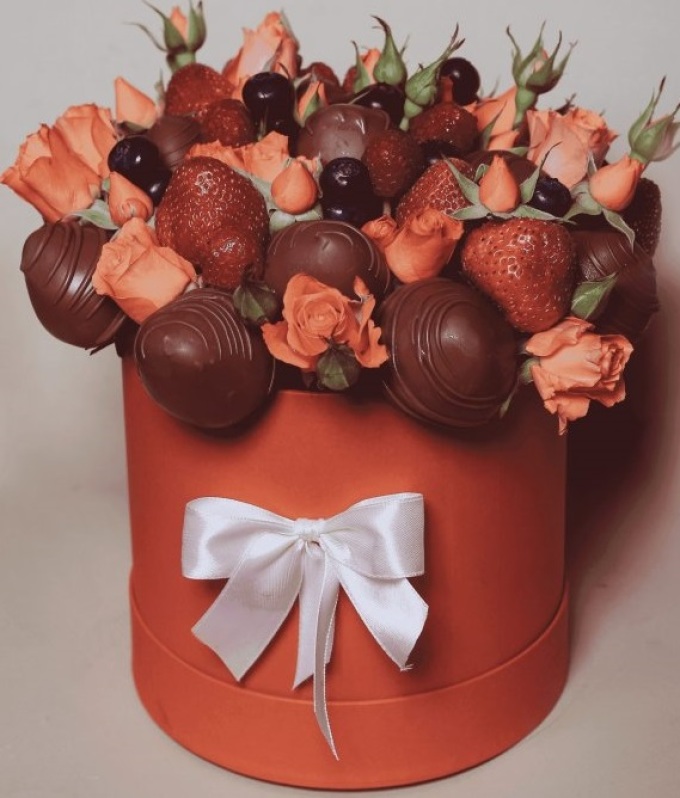 Клубнично-шоколадный букет в шляпной коробке смотрится великолепно, да и на вкус прекрасен