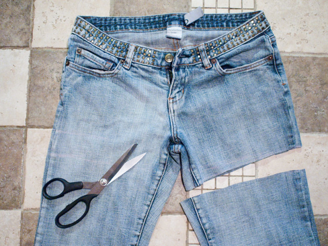 Как обрезать джинсы под шорты женские и мужские? Как сделать из джинс модные шорты с подворотом и рваные?