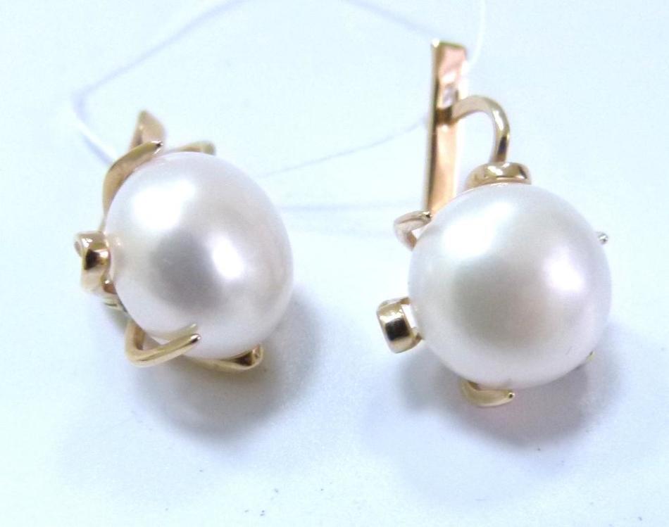 Golden earrings with pearls for winter 2022-2023