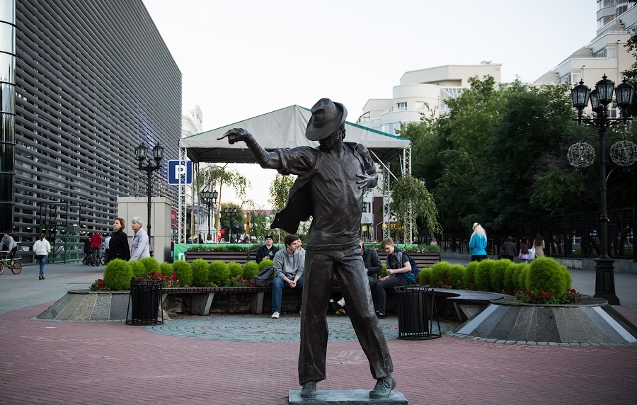 And here is another unique monument in the city dedicated to the king of pop scenes