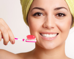 À quel point et combien de fois par jour vous devez vous brosser les dents aux adultes: conseils des dentistes. Mieux, dans quelle mesure et combien de minutes vous avez besoin de vous brosser les dents aux adultes à temps: un motif de coupe avec une brosse. Quand vous brosser les dents aux adultes: avant ou après le petit déjeuner, de la nourriture? Que se passera-t-il si vous ne vous brossez pas les dents?