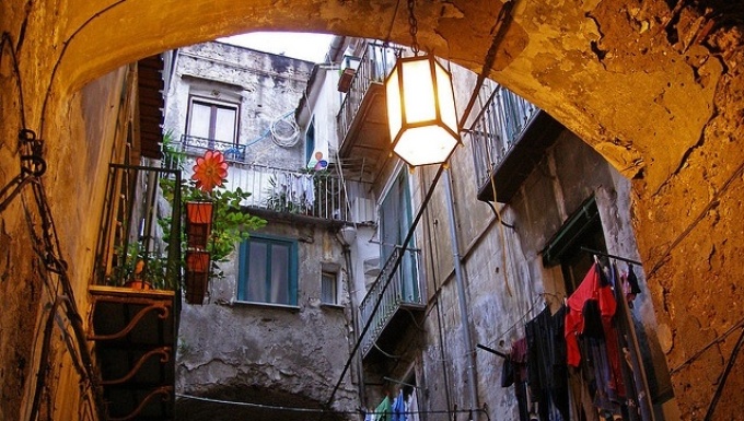 Innenhof in Old Salerno, Italien