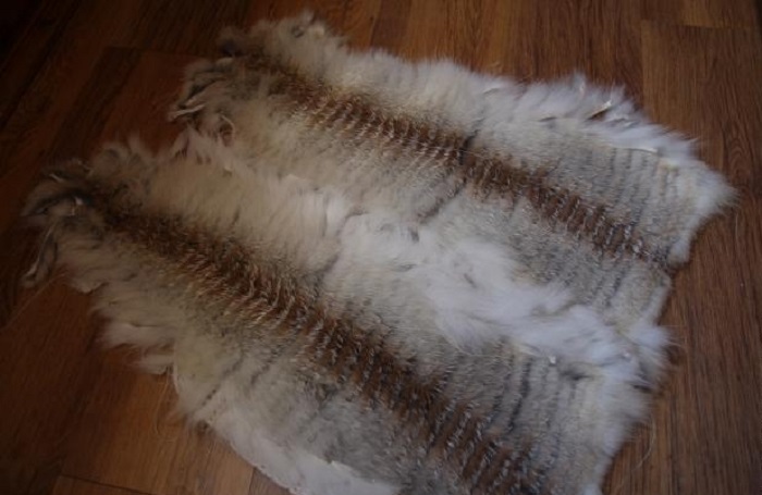 Sewn fur to the details of the fur vest