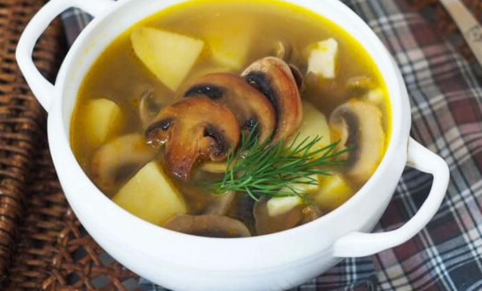 Suppe mit Kartoffeln und königlichen Champignons