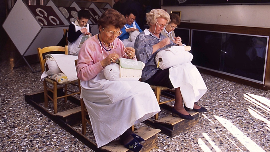 Burano Craftswomen di tempat kerja, Venesia, Italia