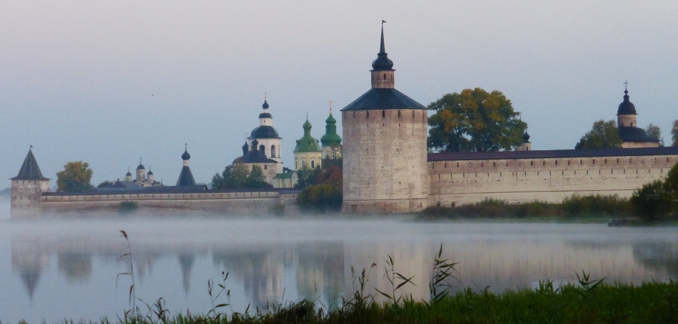 Кирилло-белозе́рский монастырь туманным утром