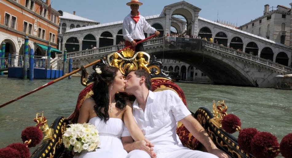 Poročna fotografija v bližini mostu vzdih, Benetke, Italija