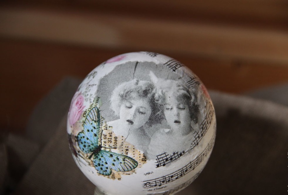 Sticking various stories from decoupage napkins on a ball