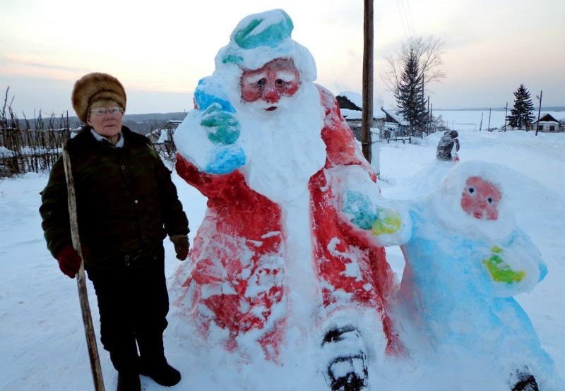 Foto av den färdiga figuren av jultomten från snö, exempel 1