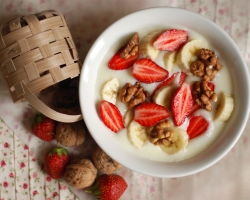 Porridge ensoleillé sans grumeaux: les meilleures recettes pour les adultes et les enfants. Comment cuire correctement la sémole liquide, moyenne et épaisse dans le lait, l'eau, le lait sec et condensé: recettes et proportions. Combien cuire la sémina dans le lait et l'eau?