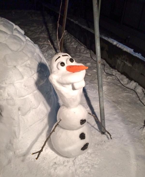 Snowman Olaf stoji na dvorišču, blokiran pred snegom