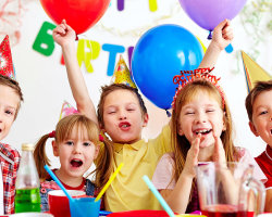 Ein lustiger Geburtstag für ein Kind ist 5 bis 10 Jahre alt. Heimgeburtstag: Organisation und Verhalten. Festtisch für Kinder