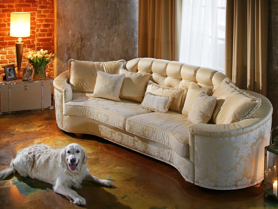 Gyönyörű puha kanapé a nappaliban