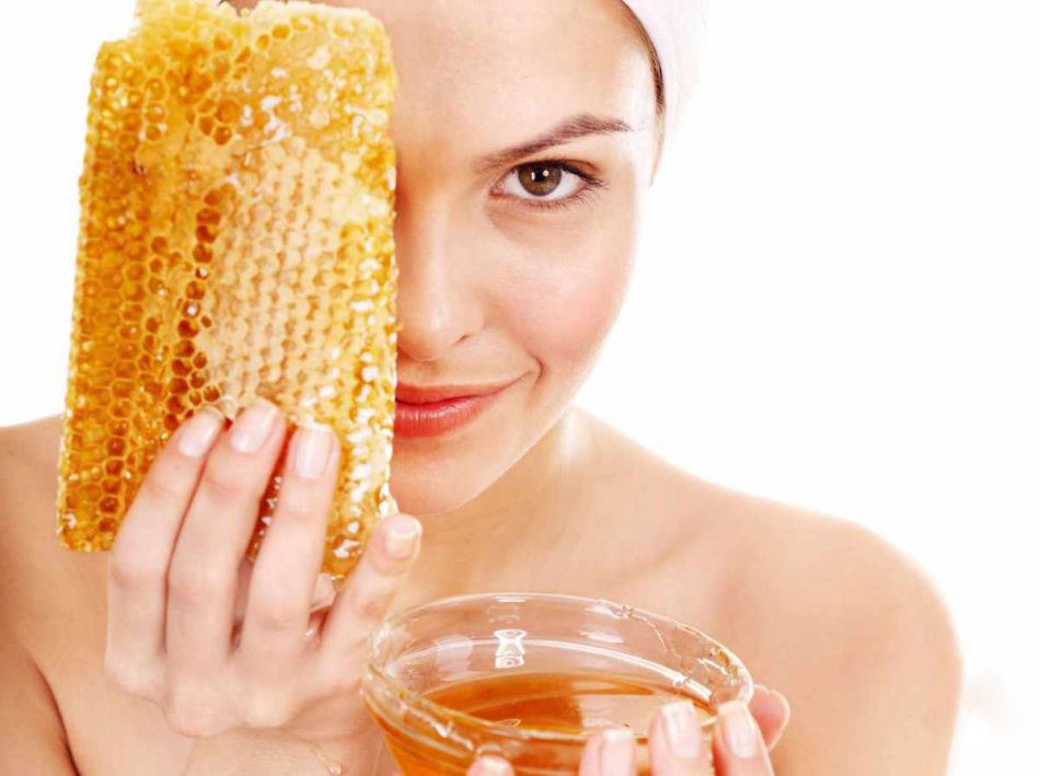 Le miel est ce qui est nécessaire pour étendre simultanément les pores et adoucir la peau
