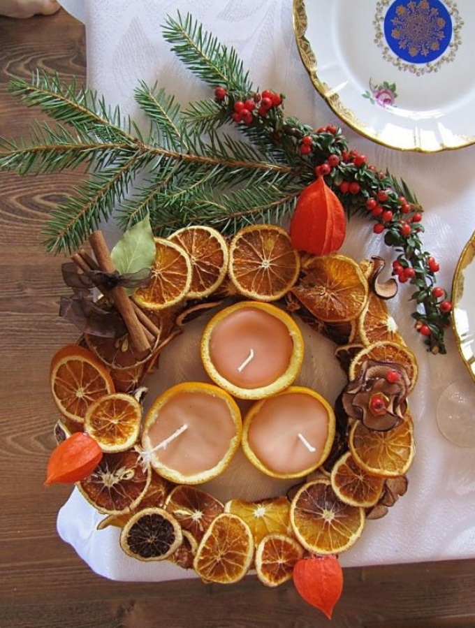Апельсиновые и мандариновые свечи отлично впишутся в рождественский декор
