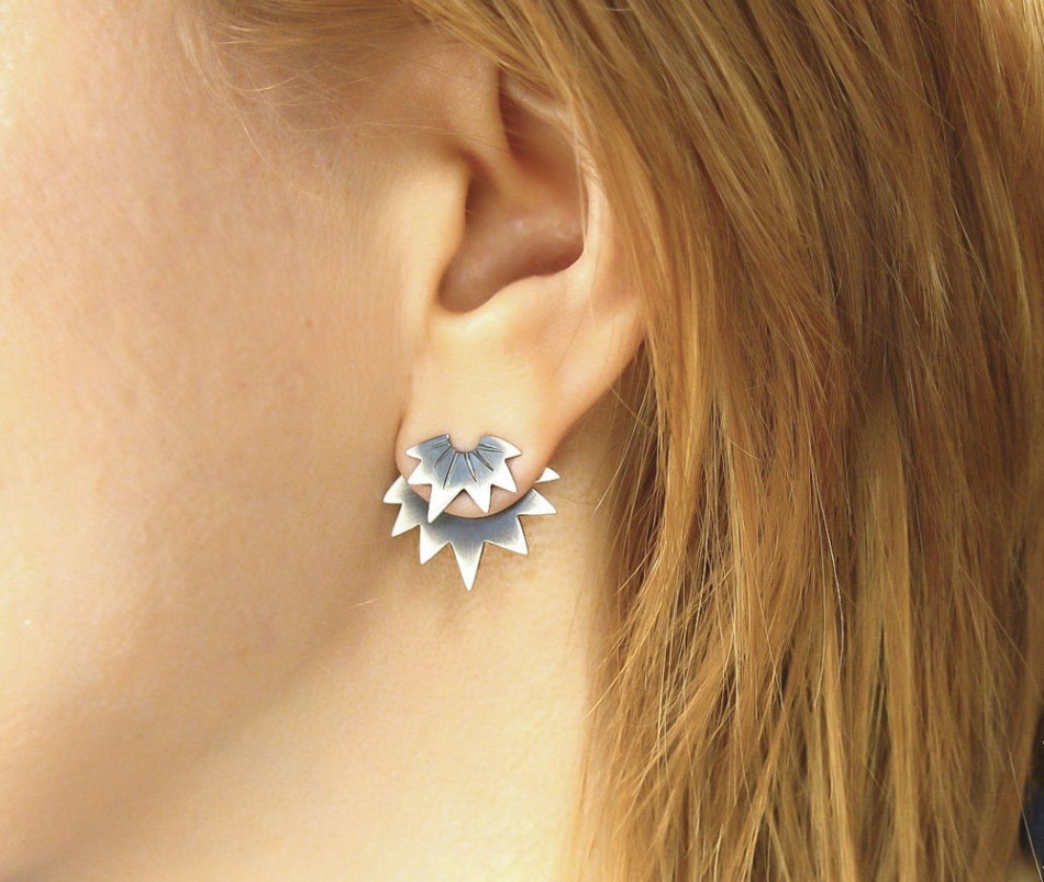 These silver-winter silver earrings 2022-2023 are slightly reminiscent of a snowflake