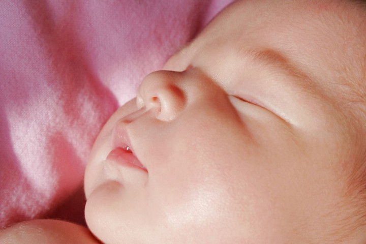 Вазелиновое масло подходит для ухода за носом новорожденного