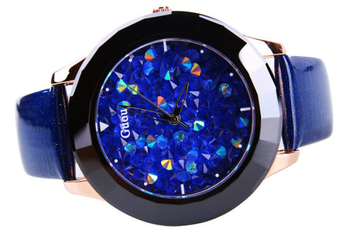 Horloge bleue avec des pierres