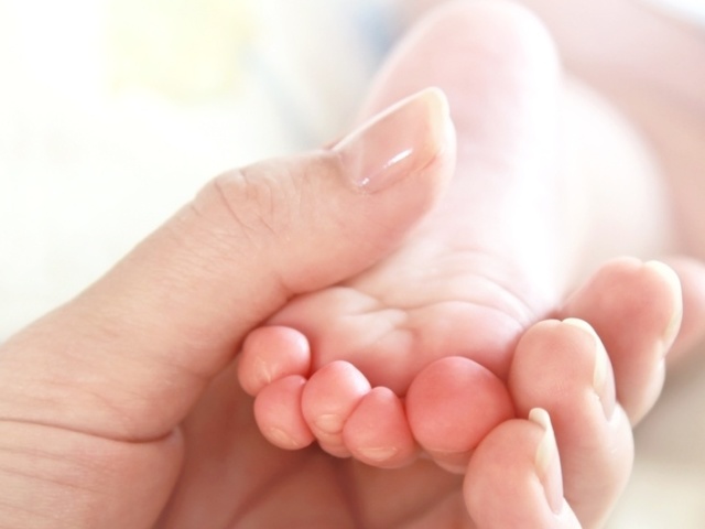 Облазит кожа рук и ног у ребенка — причины и лечение?