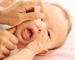 Comment guérir un nez qui coule dans un bébé? Que faire avec un nez qui coule dans un bébé avec une température et sans lui?